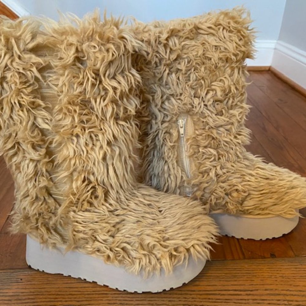 NEW UGG FLUFF MOMMA SUGAR OAT FAUX FUR PLATFORM BOOTS SIZE US 7 WOMEN SOLD OUT